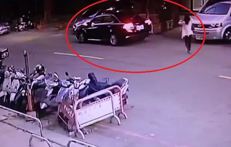 張姓婦人進入藥頭的車內交易毒品，過程全被警方蒐證。民眾提供