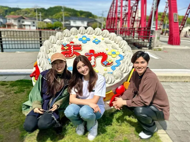 土屋太鳳（左）在與姊姊和弟弟出遊的合影中，看似為了防曬，又是戴帽子又是穿外套。翻攝honoka.t8 IG
