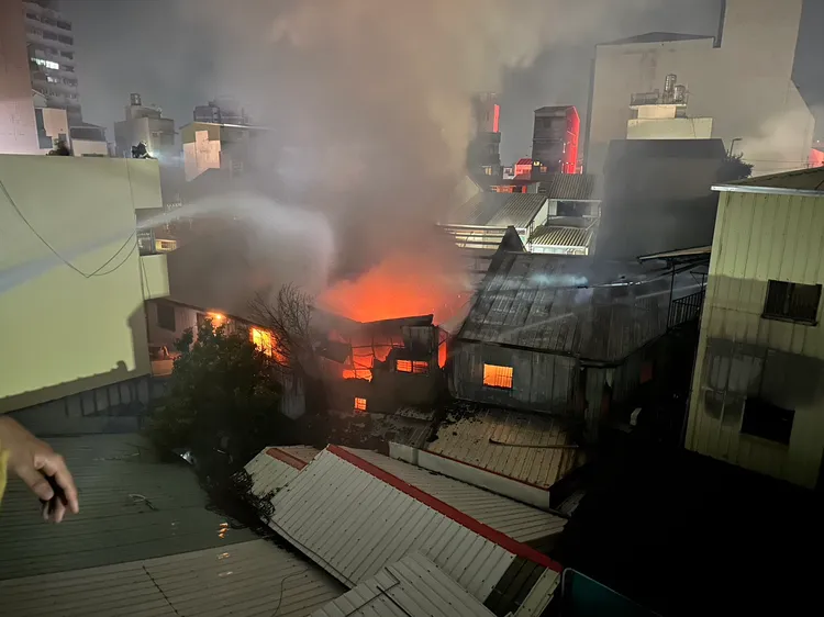 火勢迅速延燒，造成8戶遭燒毀。雲林縣消防局提供