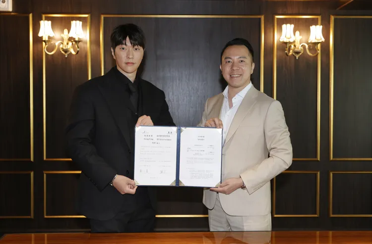 崔上（左）與風度影業董事長鄭人豪簽約。風度影業提供