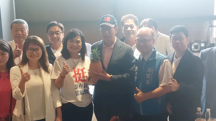 支持者送鳳梨給郭台銘。凃建豐攝