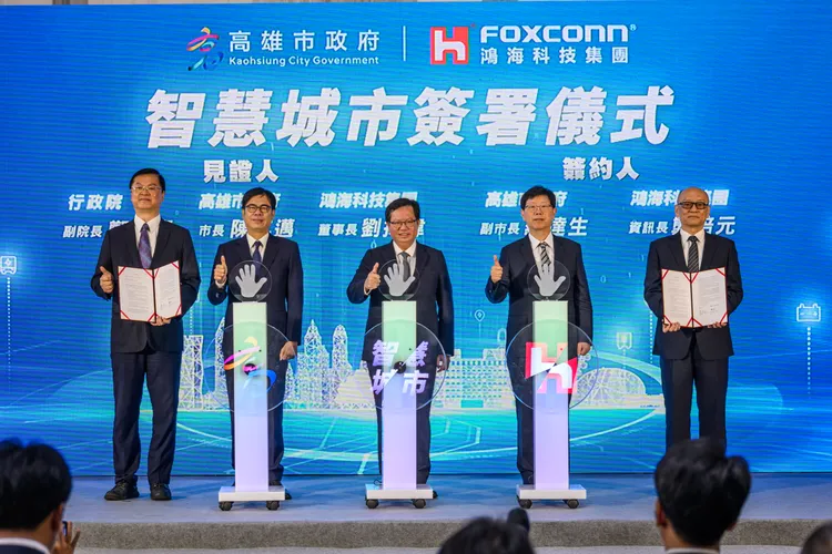 鴻海集團日前與高雄市政府簽署投資意向書宣布進駐亞灣設立南區總部及國際研訓中心，打造智慧城市典範整城輸出國際。讀者提供
