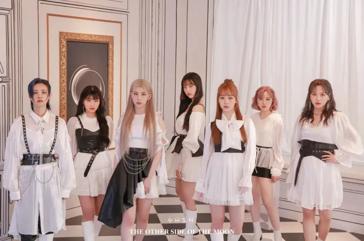 公園少女是7人女團，只有Miya（左）、Soso（右）是外國成員。翻攝naver