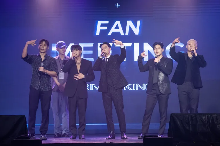 PRIME KINGZ成員Knucks、Counter、Trix、Door、Kyoyung Jr.跟粉絲打招呼。ON INN ASIA提供