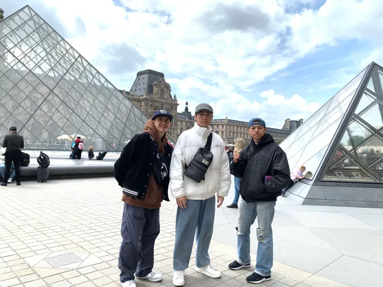 B.T.O.D趁著演出空檔到法國觀光景點遊歷。寬寬提供