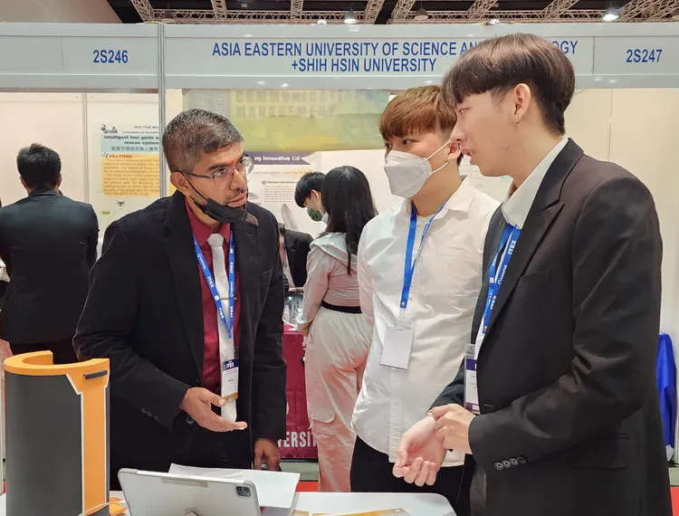 朝陽科大金牌獲獎作品在馬來西亞發明展會場上詢問度高。