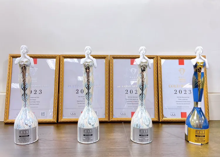 來四座女神像獎杯。桃園市府提供