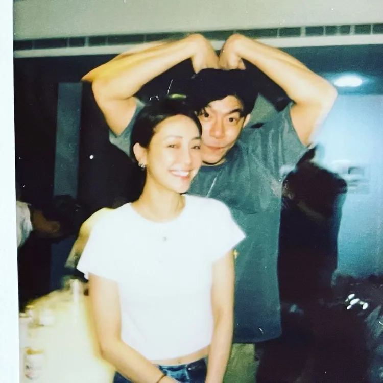 王柏傑（右）日前分享和女友謝欣穎的合照放閃。翻攝pochiehwang IG 