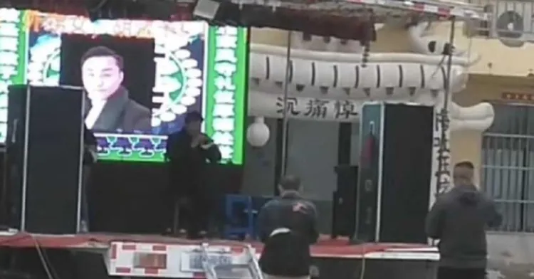 網路紅人三千哥的後事由酒友們湊錢合資辦理，出席的酒友並不多，場面頗為冷清。翻攝微博/送三千哥最後一程