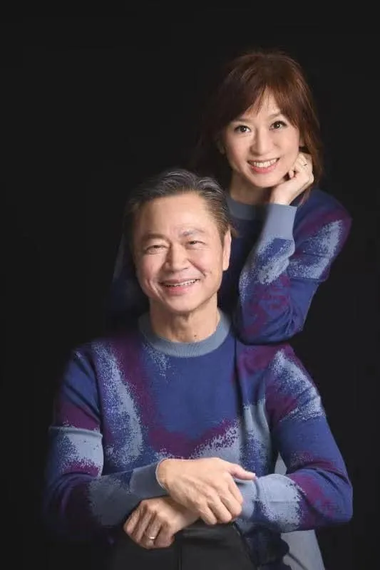 周玉琴(後)和賴岳謙穿情侶衣，展現日常一面。翻攝自周玉琴臉書