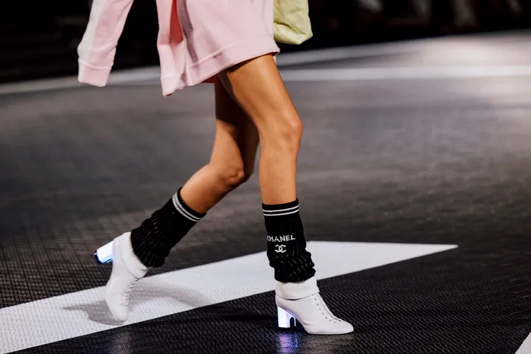 模特兒腳踏的1930年代鞋履和迪斯可舞鞋，鞋跟處添加了發光的巧思。品牌提供