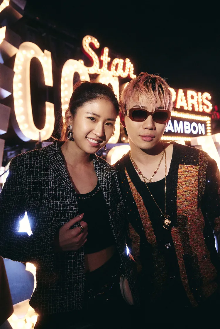 歌手ØZI（右）和9m88是香奈兒秀場旁的台灣代表。品牌提供