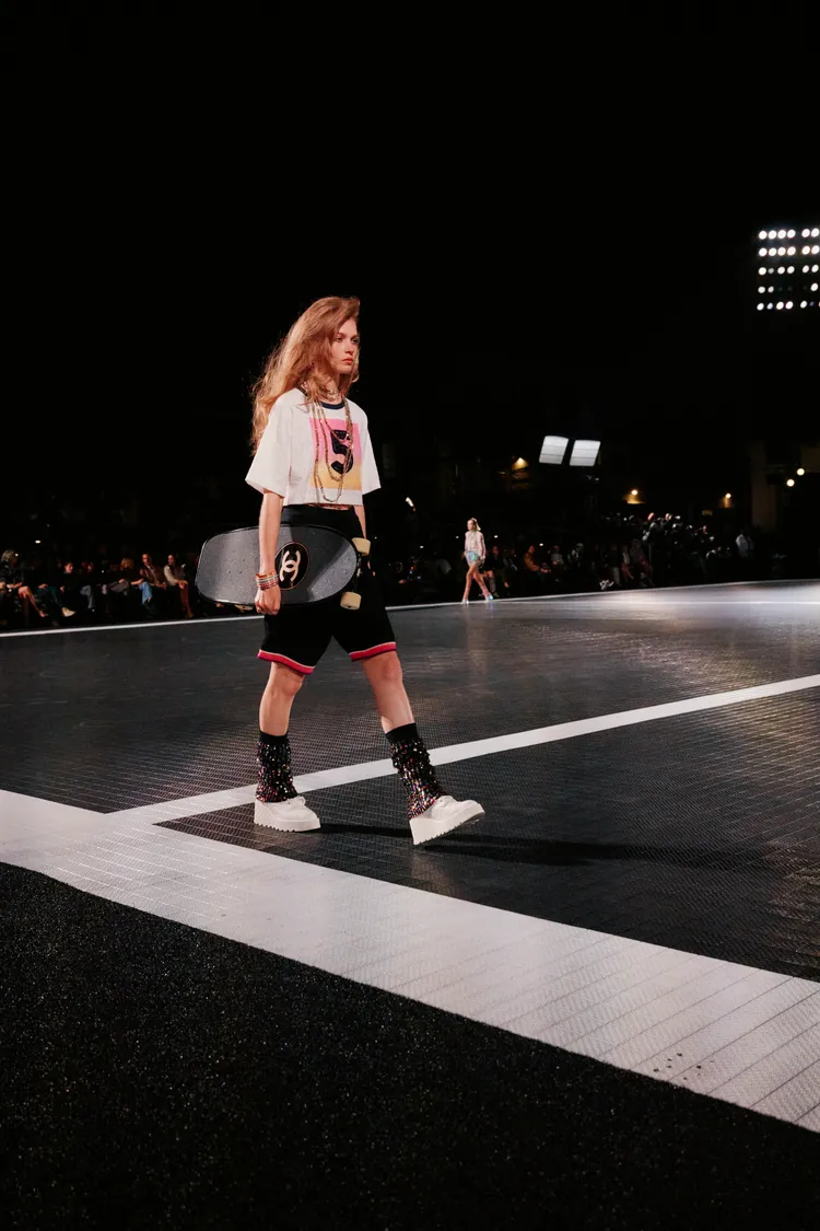 拿著滑板的模特兒，勾勒出加州女孩輕鬆的街頭形象。品牌提供