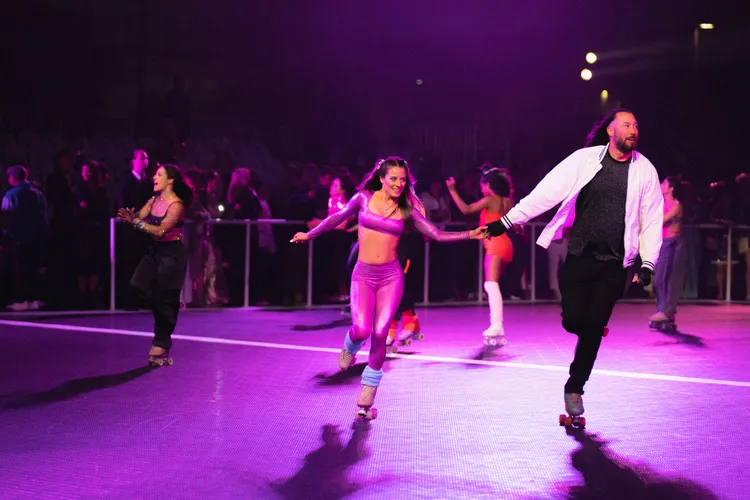 大秀伸展台在秀後轉換為人人可盡情玩樂的溜冰場。品牌提供