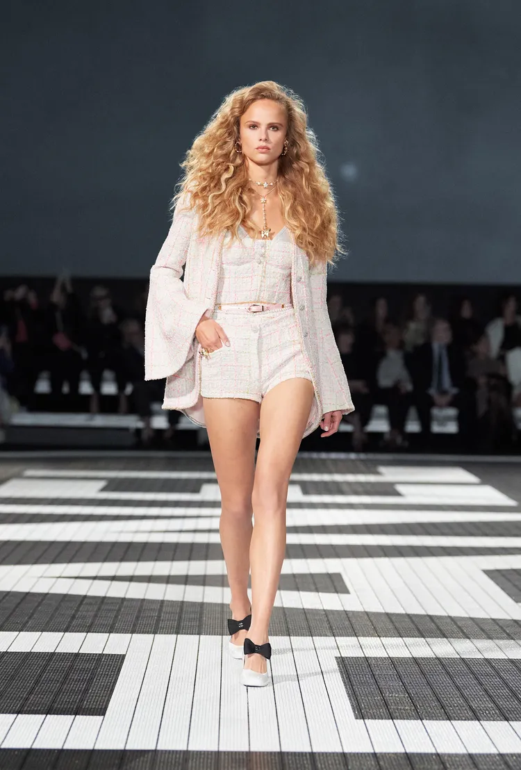 香奈兒經典的斜紋軟呢，也轉化出嫵媚飄逸的風采。品牌提供