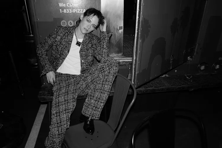 身為香奈兒形象大使的「暮光女」克莉絲汀史都華，以帥氣褲裝現身品牌洛杉磯大秀。品牌提供