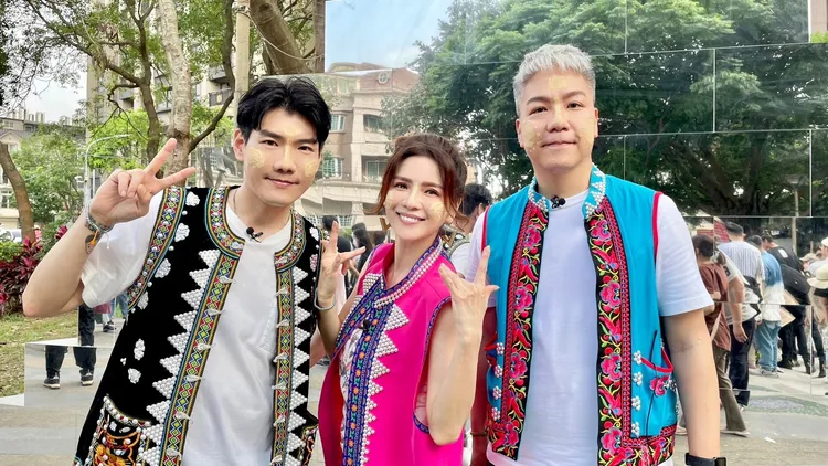 胡嘉愛（中）受《娛樂超skr》邀請一起到桃園龍岡米干節市集一日遊，左為主持人小鹿，右為阿甘。民視提供