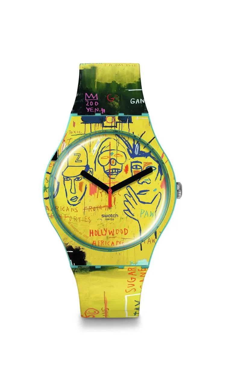 Swatch x JEAN-MICHEL BASQUIAT腕錶系列「HOLLYWOOD AFRICANS」，以Basquiat於1983年的原創作品為主題， 該作品描繪出娛樂產業乃至整個美國社會對非裔美國人的各種刻板印象。鮮豔的黃色面盤上飾有畫中的3位人物畫像，描繪出藝術家本人、饒舌音樂人以及和他一起自紐約踏上旅途的畫家，藉由文字、 圖像和抽象符號傳遞出多重能量，3300元。品牌提供