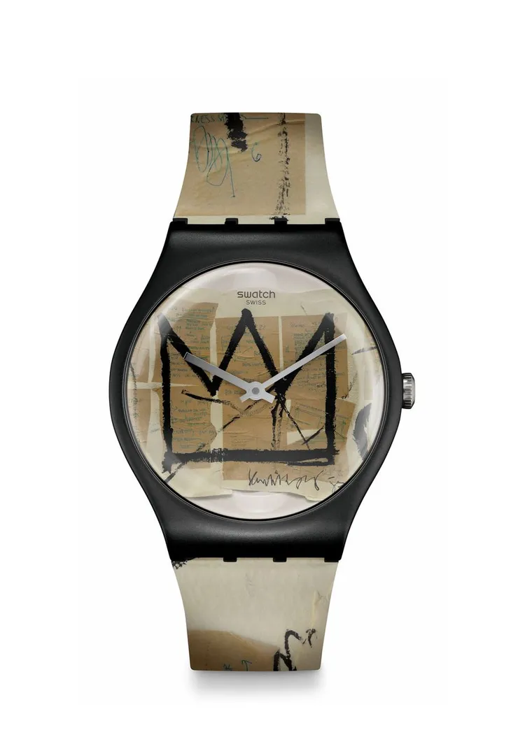 Swatch x JEAN-MICHEL BASQUIAT腕錶系列「UNTITLED」，面盤印有藝術家經典的三角皇冠圖案，選自其1982年的藝術作品，該圖案以黑色粗線條描繪而成，在黑色的錶殼、錶帶底面和錶環的襯托之下，成為矚目的視覺焦點，最後以Basquiat的簽名點綴於錶帶上，3300元。品牌提供
