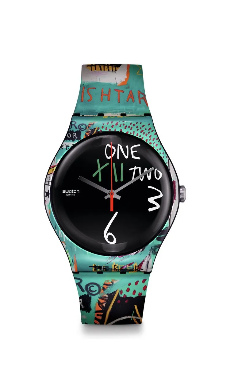 Swatch x JEAN-MICHEL BASQUIAT腕錶系列「ISHTAR」，1983年創作的藝術作品以美索不達米亞代表生育和戰爭女神「依絲塔」命名，黑色面盤上印有擷取自原作中的文字和羅馬數字，錶帶則採用藝術作品中的不同元素， 結合了象徵權力的歷史元素和作品中常見的臉孔描繪，3300元。品牌提供