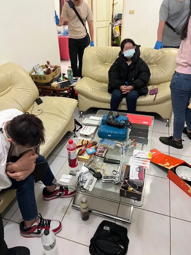 警方搜索謝男租屋處。翻攝畫面