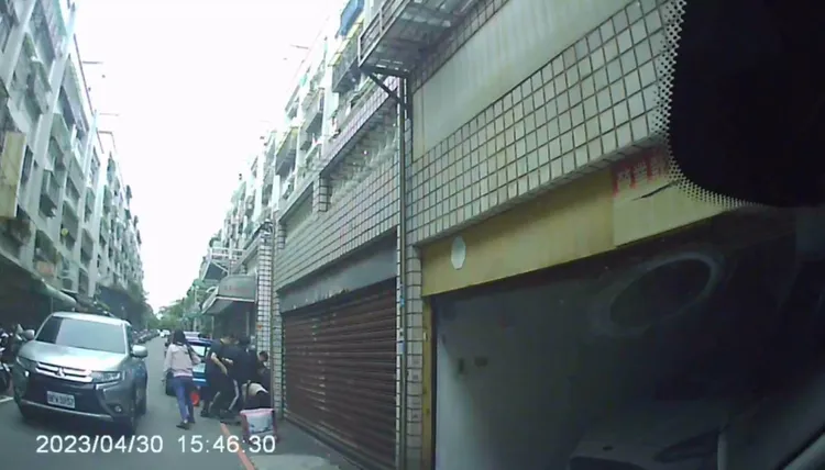 警方一擁而上，合力逮捕謝男。翻攝畫面