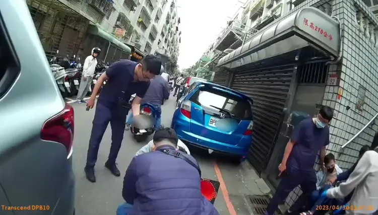 警員合力逮捕謝男。翻攝畫面