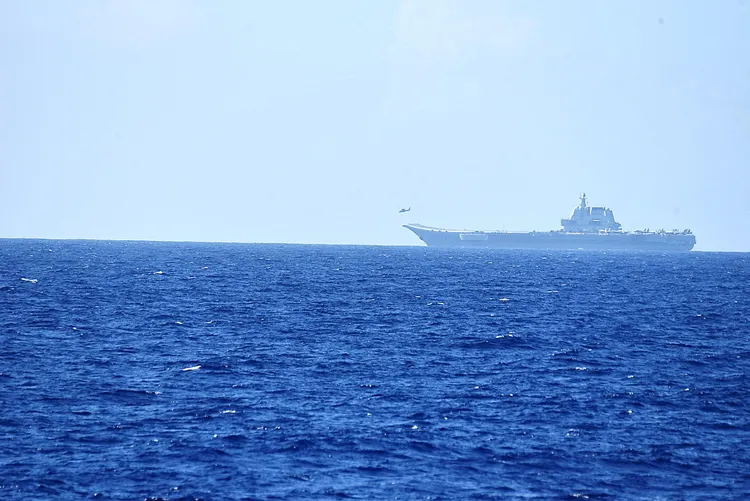 中國航母山東艦上月出沒於沖繩縣宮古島南方太平洋海域，艦載機反覆起降3天內達120架次。資料照片