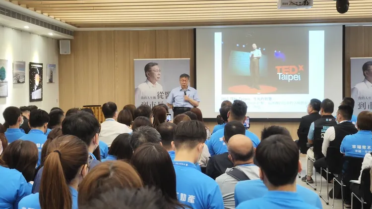 柯文哲前往不動產業者總部演講「我的人生觀，從醫生到市長之路」。民眾黨提供