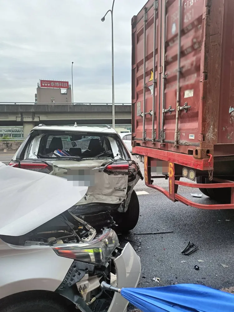 國道1號南向31.4公里五股路段，3部車發生追撞事故。翻攝畫面