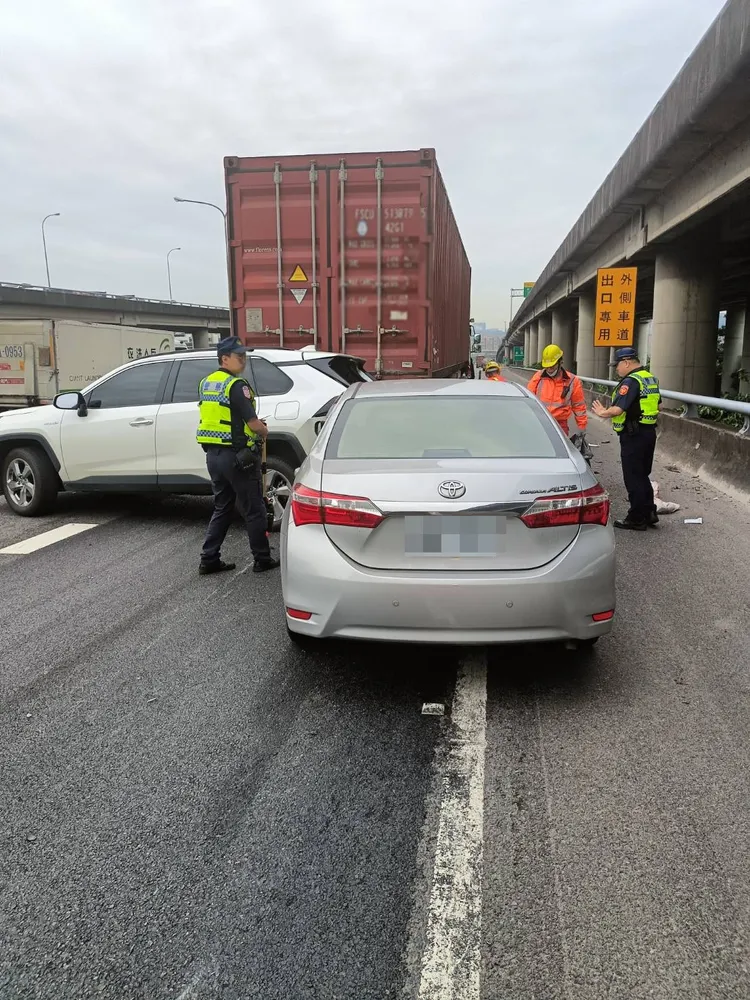 警方處理事故現場。翻攝畫面