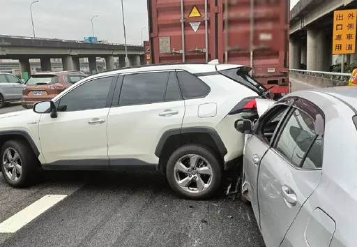國1南下31.4公里3車追撞釀1傷 佔據外線車道!嚴重回堵5公里