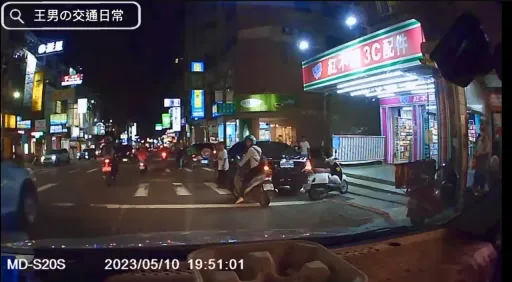 女童苦等過馬路「45車都不讓」　警方回應了！這輛車沒有動也要罰