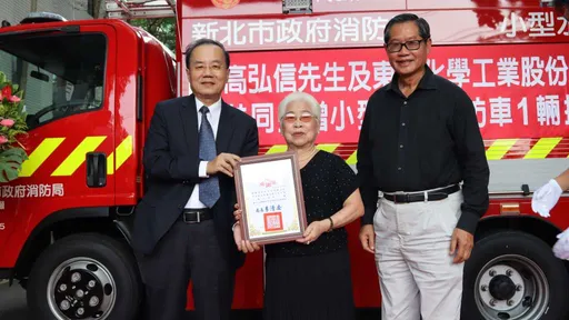 替過世員工完成遺願 企業老闆與員工母親捐贈消防車