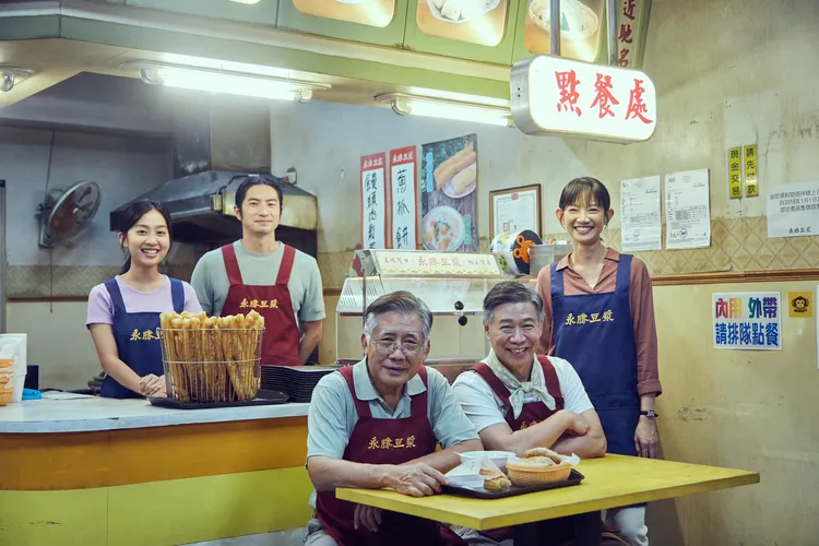 福地祐介（左二）劇中與梁修身（左三）有精彩對手戲。凱渥提供