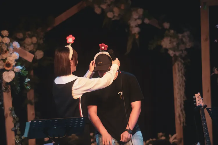 溫妮與幸運男粉絲親密互動。溫妮工作室提供