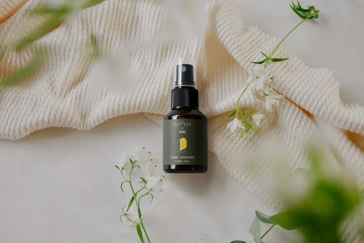 「Sensitude by TOAST」織品香氛噴霧，使用天然植萃精油製成 。業者提供