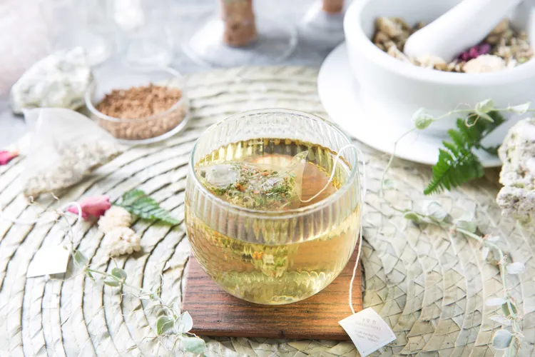 「小草作×TOAST香氛舒緩聯名禮盒」內含5款特調主題茶品。業者提供