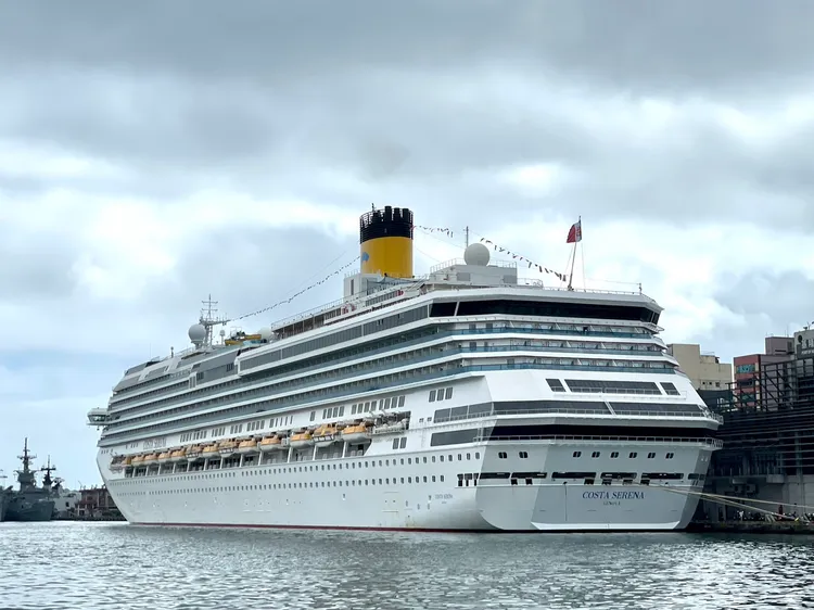 11.45萬噸重的Costa Serena歌詩達郵輪莎倫娜號停靠在基隆港。曾仲葳攝