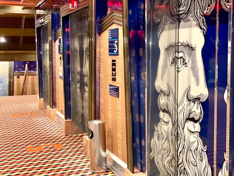 莎倫娜號上隨處可見宙斯的雕塑和人像。曾仲葳攝