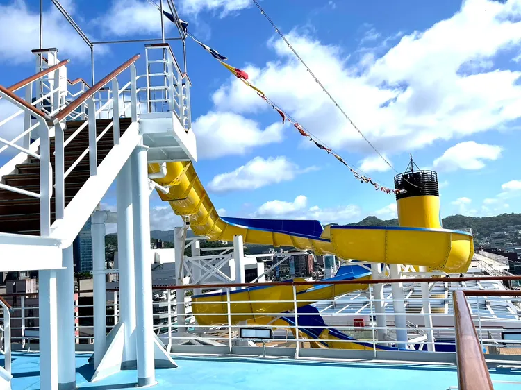 歌詩達郵輪莎倫娜號戶外滑水道。曾仲葳攝