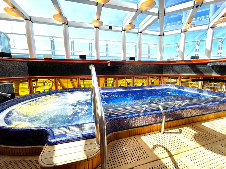 歌詩達郵輪莎倫娜號上設有4個游泳池。曾仲葳攝