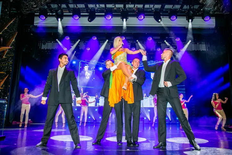 宙斯大劇院跨越3層甲板，可以讓人方便地在各種角度近距離觀摩演出。業者提供