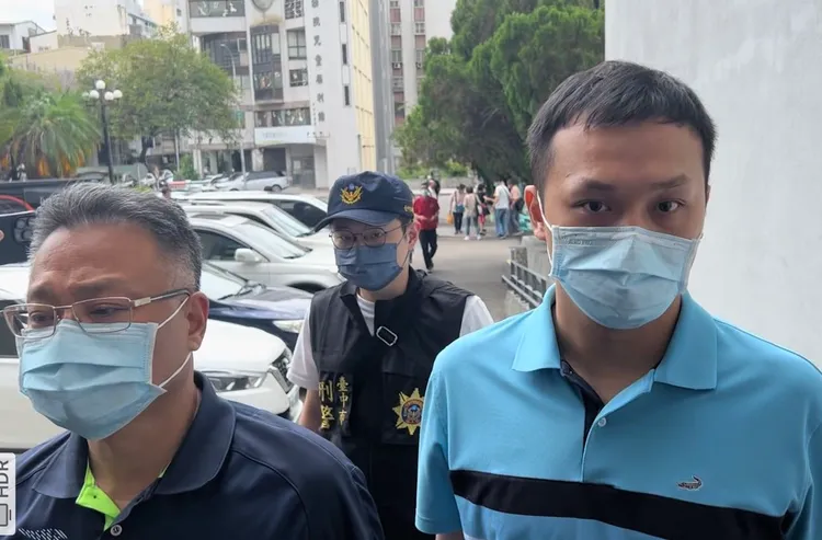 夏姓父子今天出庭應訊。鮮明攝