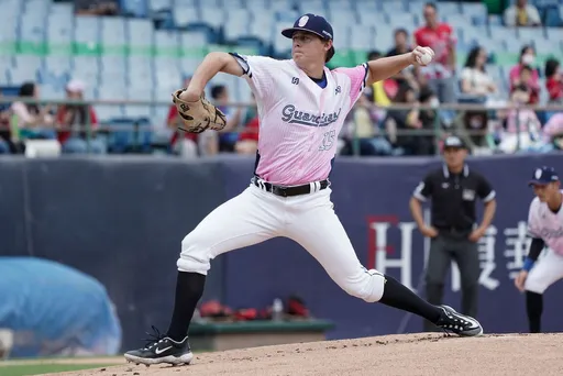 誇張！味全龍和富邦悍將共4名投手因觸身球被趕出場　引發板凳清空