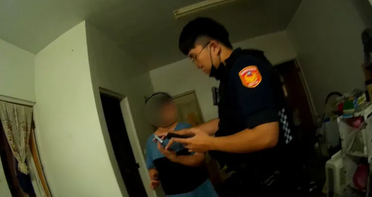 林婦見員警登門，一度光火拒絕與員警溝通。讀者提供