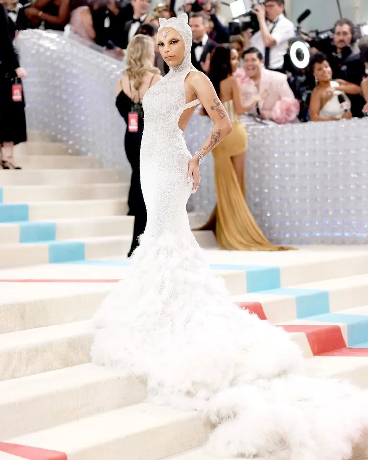 本就我行我素的饒舌歌手蜜桃貓朵加，身著有著貓咪耳朵細節的美國設計師品牌Oscar de la Renta訂製禮服亮相，並透過特殊化妝技巧模擬出貓咪般的臉龐。翻攝oscardelarenta IG