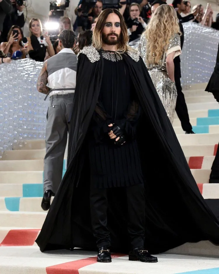 傑瑞德雷托後來揭示了藏在玩偶裝下的華麗黑色斗篷裝。翻攝themetgalaofficial IG