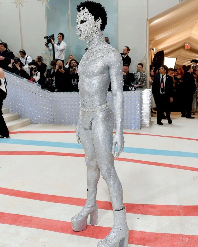 「衣Q驚人」的美國嘻哈歌手納斯小子，這回僅穿上只遮住重點部位的小褲褲登場。翻攝themetgalaofficial IG