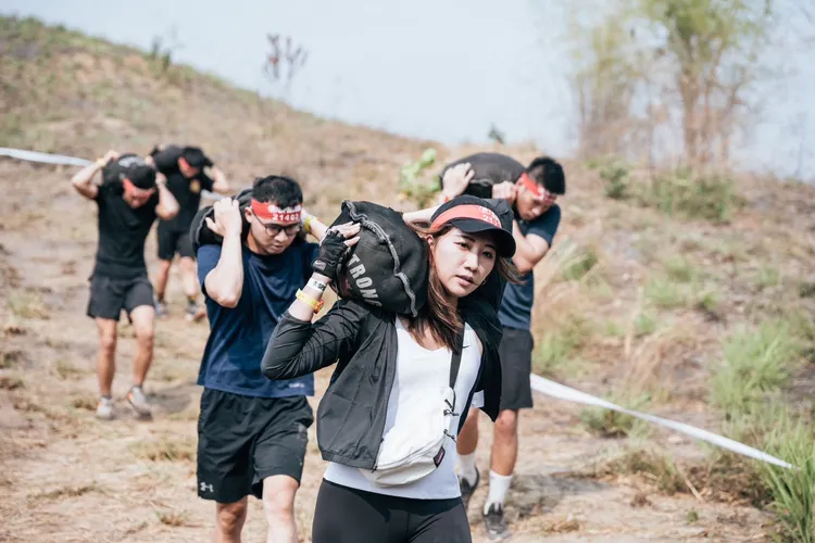 選手們努力闖關。